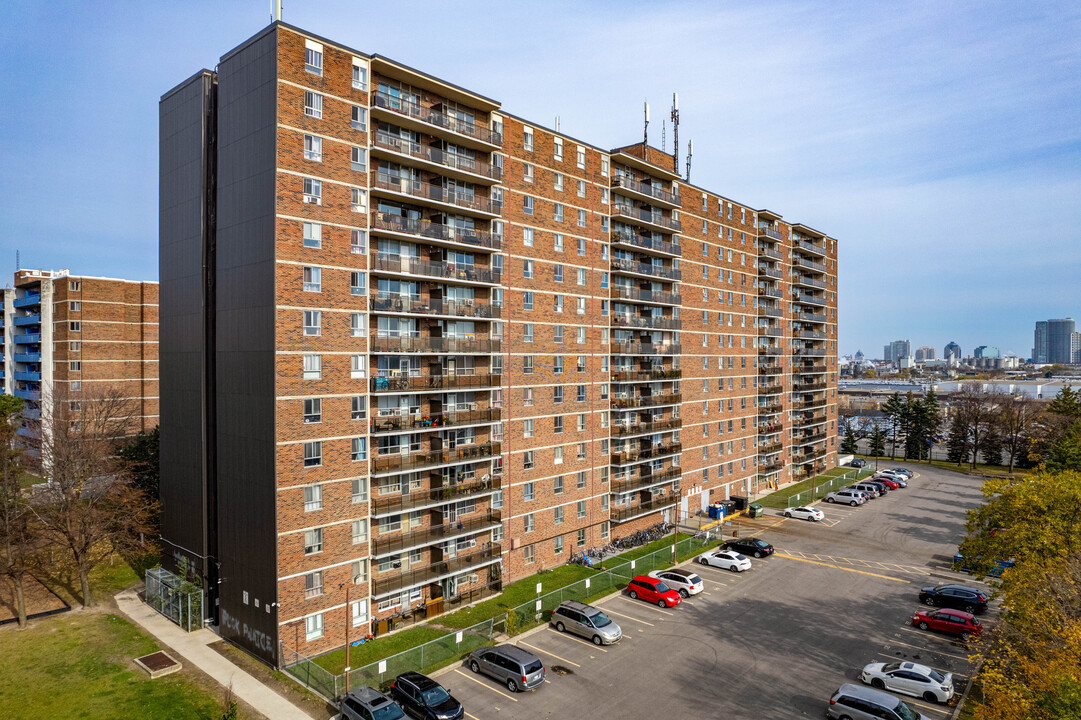 Dorset Tower in Toronto, ON - Building Photo