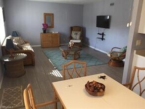 4603 Bayshore Dr-Unit -F1 in Naples, FL - Foto de edificio - Building Photo