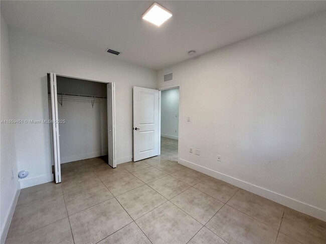 14267 SW 126th Path in Miami, FL - Foto de edificio - Building Photo