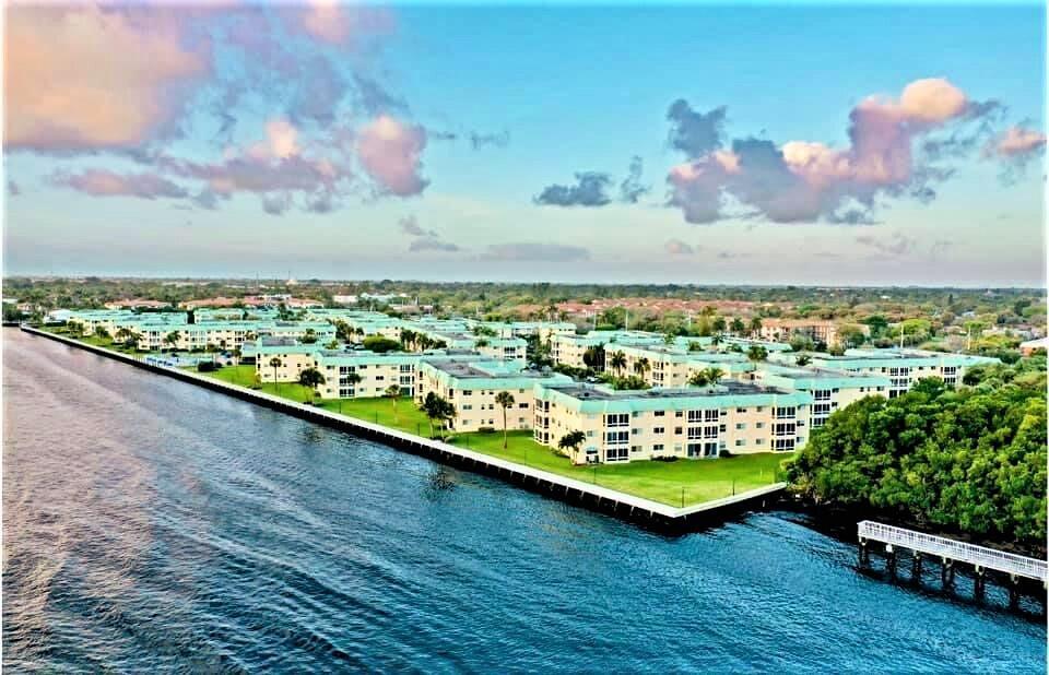 17 Colonial Club Dr-Unit -205 in Boynton Beach, FL - Building Photo