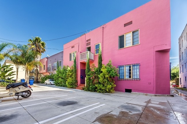 649 S Cochran Ave in Los Angeles, CA - Building Photo - Interior Photo