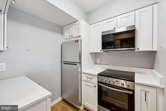 5809 Nicholson Ln in Rockville, MD - Foto de edificio - Building Photo