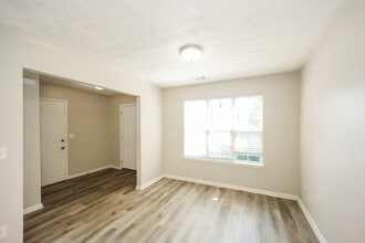 9422 Lakeview Rd in Union City, GA - Building Photo - Building Photo