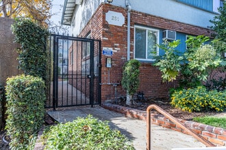 Green Leaf Apartments in Pasadena, CA - Foto de edificio - Building Photo