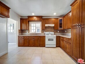 243 N Berendo St in Los Angeles, CA - Building Photo - Building Photo