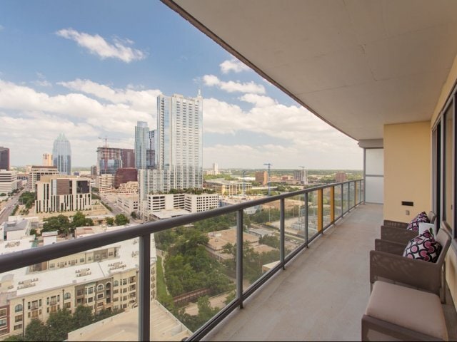 800 W 5th St in Austin, TX - Foto de edificio - Building Photo