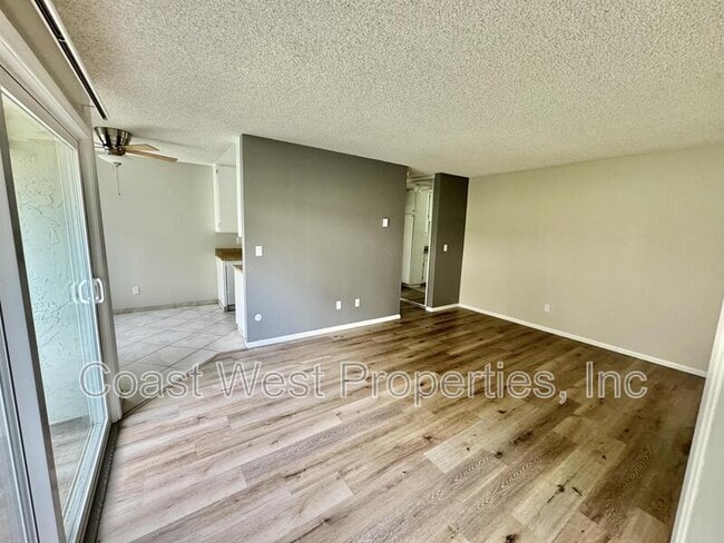 1075 Chalcedony St in San Diego, CA - Building Photo - Building Photo