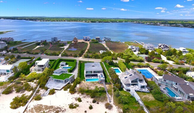 345 Dune Rd in Westhampton Beach, NY - Building Photo - Building Photo