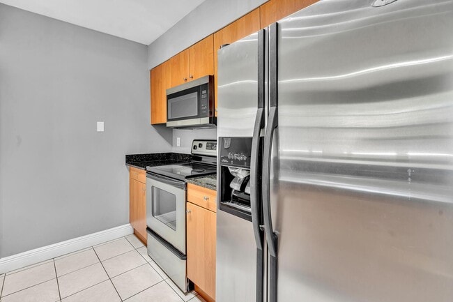 2881 N Oakland Forest Dr in Oakland Park, FL - Building Photo - Building Photo