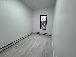 102-01 Northern Blvd in Queens, NY - Building Photo - Building Photo