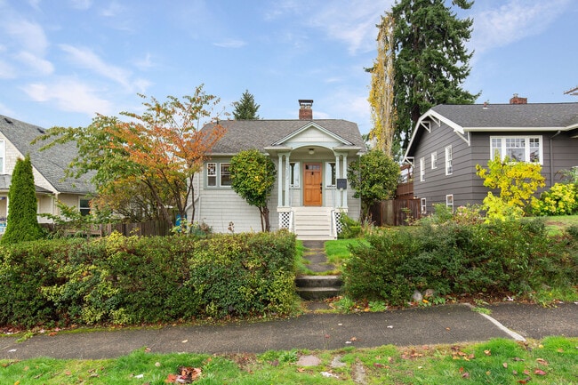 6350 37th Ave SW in Seattle, WA - Foto de edificio - Building Photo