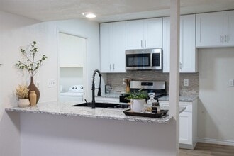 2401 Bucks Run in Austin, TX - Building Photo - Building Photo