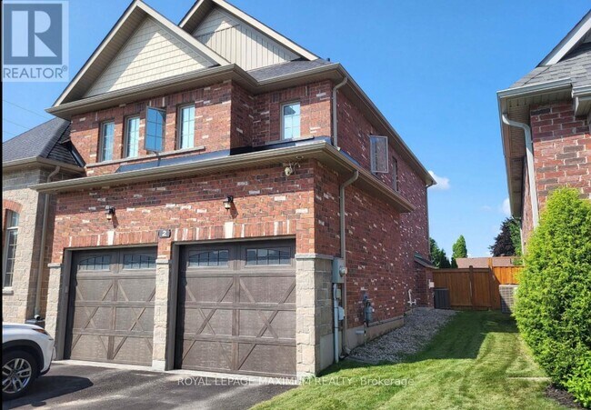 2 Philson Ct in Innisfil, ON - Building Photo - Building Photo
