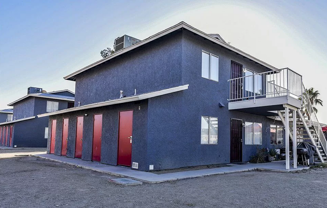 4940 E Owens Ave in Las Vegas, NV - Foto de edificio