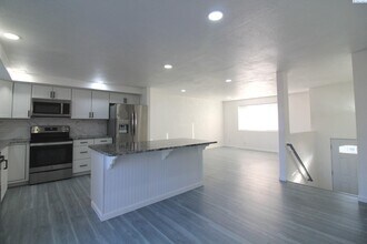 8130 W Falls Pl in Kennewick, WA - Building Photo - Building Photo