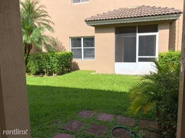 5755 NW 115th Ct in Doral, FL - Foto de edificio - Building Photo