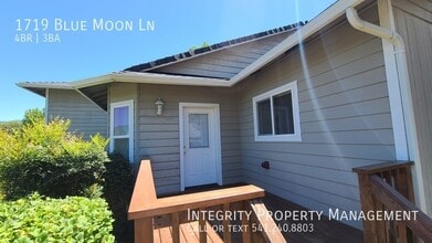 1719 Blue Moon Ln in Grants Pass, OR - Building Photo - Building Photo