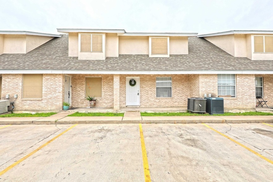 8911 McPherson Rd, Unit 1A in Laredo, TX - Building Photo