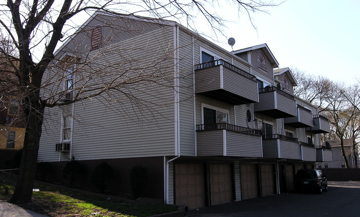 1079 Ella T Grasso Blvd in New Haven, CT - Foto de edificio