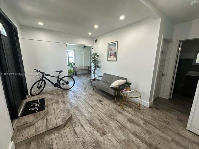 2275 NW 30th St in Miami, FL - Building Photo - Building Photo