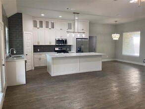 2814 W Eighteenth St in Irving, TX - Building Photo - Building Photo