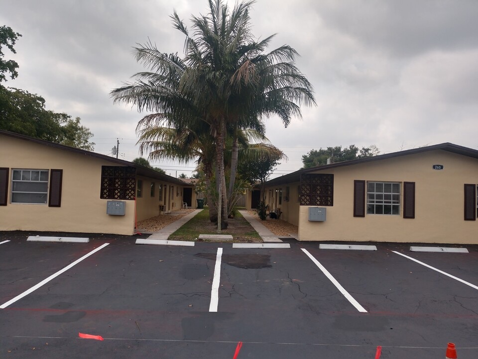 240-260 NW 40th Ct in Oakland Park, FL - Building Photo