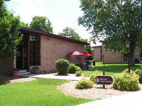 Woodlake Park in Richfield, MN - Foto de edificio - Building Photo