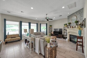 204 W Pines Dr in Montgomery, TX - Building Photo - Building Photo