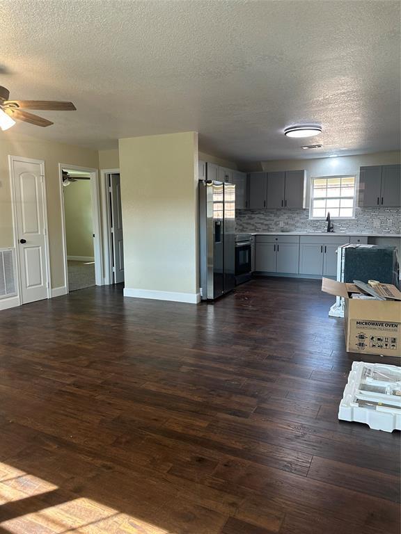 606 Verhalen Rd-Unit -B in Alvin, TX - Building Photo - Building Photo