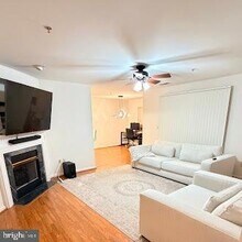 9101 Gracious End Ct, Unit 104 in Columbia, MD - Foto de edificio - Building Photo