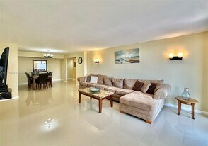 2401 S Ocean Dr in Hollywood, FL - Building Photo