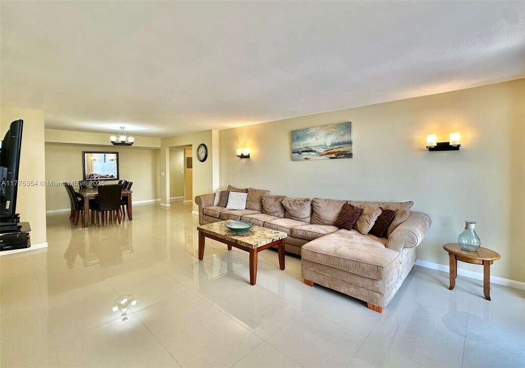 2401 S Ocean Dr in Hollywood, FL - Building Photo