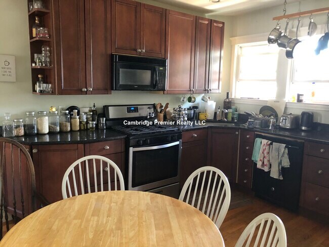 35 Princeton St, Unit 3 in Somerville, MA - Building Photo - Building Photo