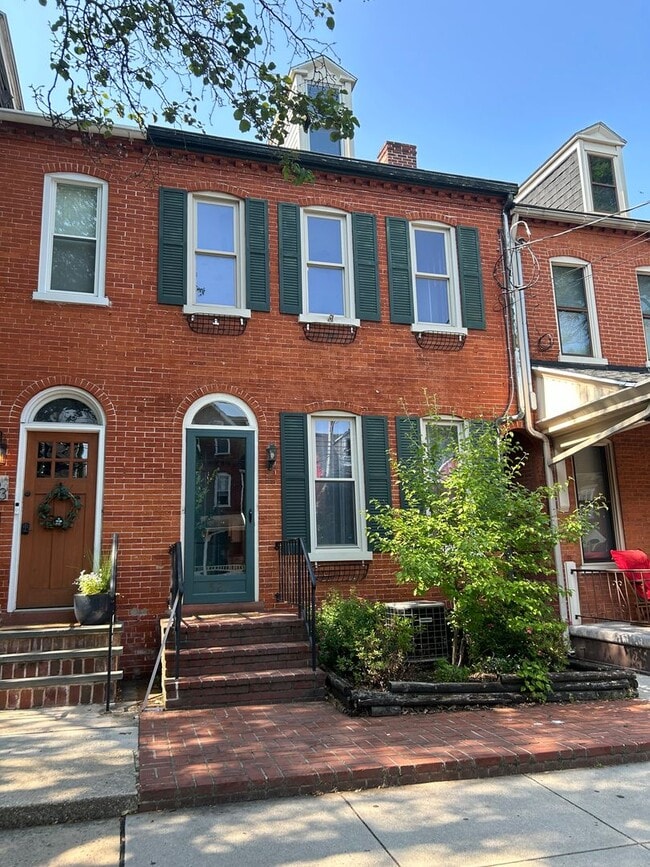 property at 521 W Walnut St