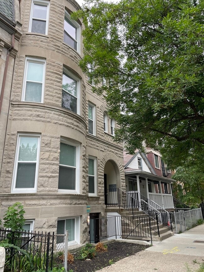 2233 W Washington Blvd
