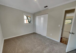 7748 Knoll Dr N in Jacksonville, FL - Foto de edificio - Building Photo