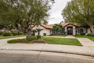 2012 Calle Las Brisas in Bakersfield, CA - Building Photo - Building Photo
