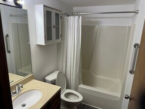 2718 Alder Creek Dr S, Unit 2 in North Tonawanda, NY - Foto de edificio - Building Photo