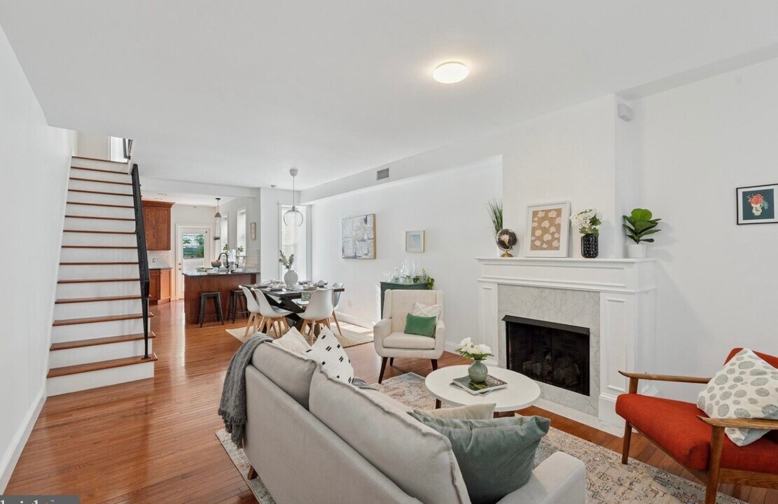 616 S Bambrey St in Philadelphia, PA - Building Photo