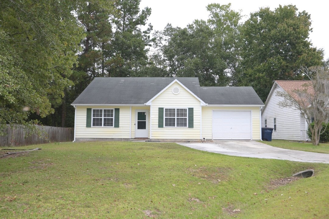 621 S Hampton Dr in Jacksonville, NC - Building Photo