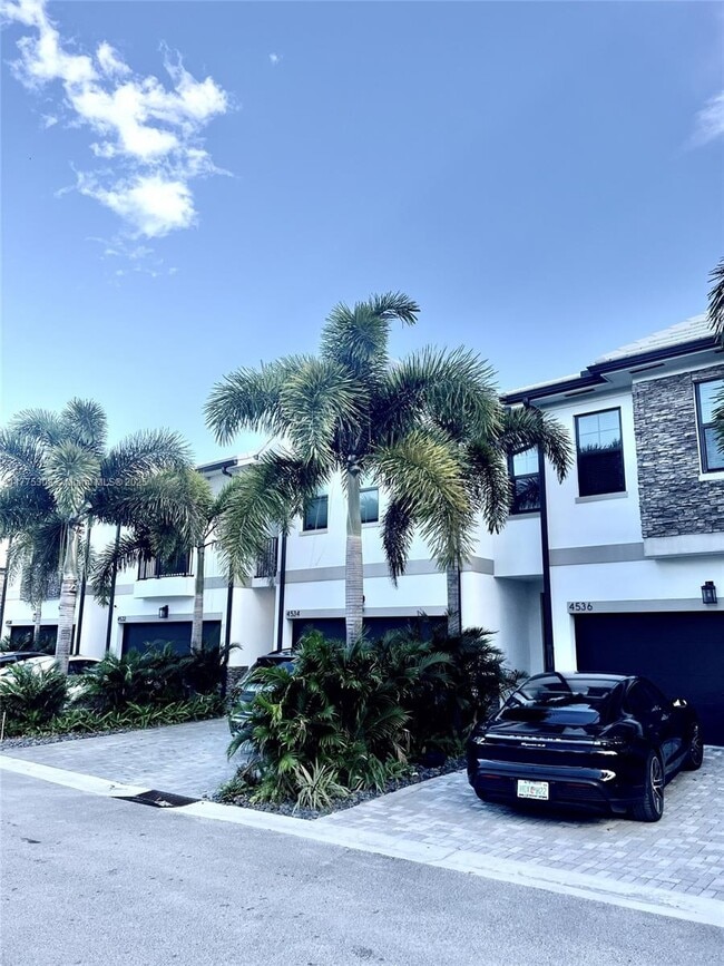 4536 S Aqua Bella Ln in Davie, FL - Building Photo - Building Photo