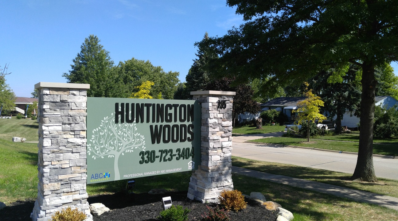 Huntington Woods in Medina, OH - Building Photo