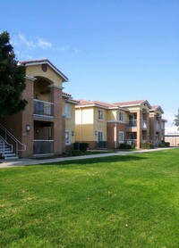 Summerview Apartments in Arvin, CA - Foto de edificio - Building Photo