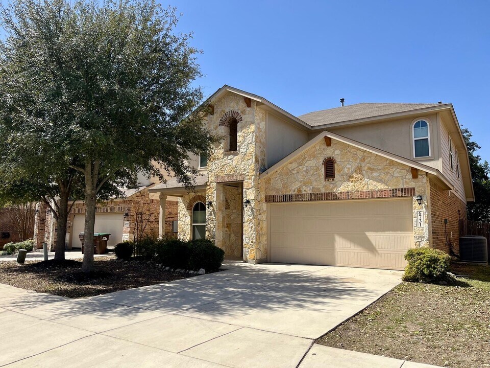 6731 Indian Lodge in San Antonio, TX - Building Photo