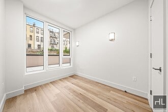 BRUCKNER BOULEVARD in Bronx, NY - Foto de edificio - Building Photo