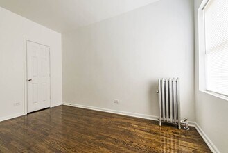 7752 S Cornell Ave Chicago, IL 60649 in Chicago, IL - Foto de edificio - Building Photo