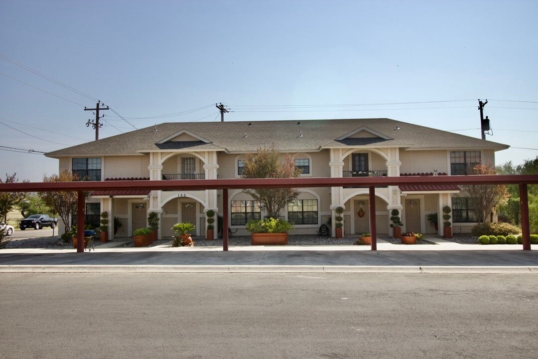 100 Ramon Cardenas Dr in Del Rio, TX - Building Photo