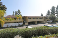 Green Hill Apartments in Thousand Oaks, CA - Foto de edificio - Building Photo