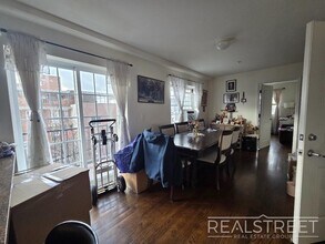 44th Avenue in Queens, NY - Foto de edificio - Building Photo