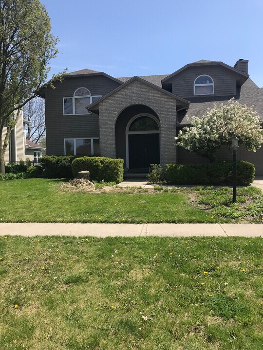 2704 Cherry Hills Dr in Champaign, IL - Building Photo